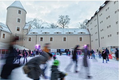 Schlittschuhläufer können sich freuen: Die Eisbahn auf dem Schlosshof Freiberg - hier ein Foto vom 26. Dezember 2021 - öffnet ab 16. November wieder. 