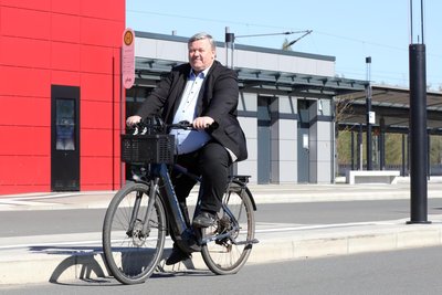 Werdaus OB Sören Kristensen am Bahnhof. Mit dem Rad war er auch am Freitag unterwegs.
