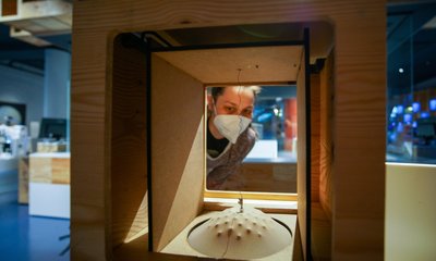 Die österreichische Künstlerin und Designerin Veronika Krenn betrachtet auf der Ars Electronica in Linz das Exponat "Gänsehaut" ihres Kollegen Rico Denninger, das in einem der drei einwöchigen Kurse des Pilotprojektes "Labor 2025" entstanden ist. 