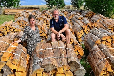 Das ist der Holzvorrat, den Anja und Lutz Hoffmann für die Schwimmschule Hoffmann in Sachsenburg schon angelegt haben. Der Vertrag mit dem Gasanbieter ist gekündigt, geheizt wird nun wieder mit dem Holzvergaser.