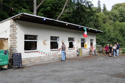 Dank der Buchholzer Pfadfinder erstrahlt auch das Wirtschaftsgebäude wieder im neuen Glanz.