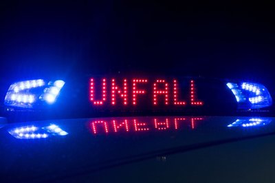 Aufgrund der unklaren Situation und des geflüchteten Fahrers war die Polizei zunächst mit über 30 Beamten im Einsatz. (Symbolbild)