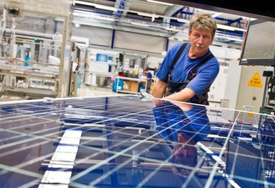 Ein Mitarbeiter in der Modulkontrolle der Fertigung Freiberg von Solarworld.
