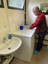 Ralph Lazarus, Pächter des Klingenthaler Campingplatzes, freut sich über neue Waschbecken und Spülen für die Gäste.