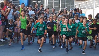 55 Kinder zwischen 7 und 13 Jahren sprinteten auf einem 700-Meter-Rundkurs um vordere Plätze. Anschließend mussten sie aufs Rad steigen.