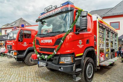 Das neue Auto ersetzt ein 23 Jahre altes Fahrzeug. Zur Übergabe kam auch der Landrat des Erzgebirgskreises. 