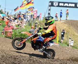 Jubelnde Fans mit deutschen Fahnen am Streckenrand: In Teutschenthal war Eddi Haustein beeindruckt von der Kulisse. 