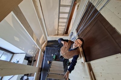 In dem Bereich hinter dem Altar, wo Schuke-Mitarbeiter Diethelm Baaske (Foto) arbeitet, werden in den kommenden Tagen die neuen Pfeifen eingebaut.