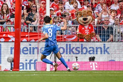  Eren Dinkçi  schiebt den Ball zum Heidenheimer 2:0 ins Tor. 