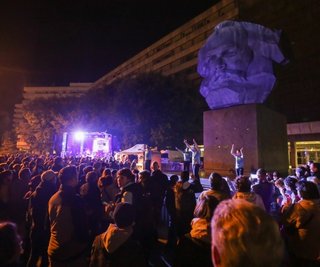 Tanz und Musik: Der Jubiläumstag zu 50 Jahre Karl-Marx-Monument wurde am Abend mit einem Konzert gefeiert. Neben Bands trat auch die Tanzgruppe "De Nischelhupper" vor der Bronze-Büste auf. 