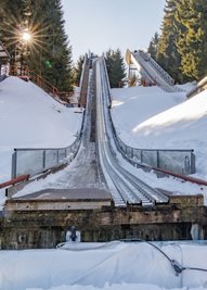Ein großes Sorgenkind im Schanzenkomplex in Oberwiesenthal ist derzeit die K51-Anlage. Sie bräuchte eigentlich eine Generalsanierung. Damit überhaupt auf der Schanze gesprungen werden kann, will die Stadt in diesem Jahr 20.000 Euro für Material bereitstellen, um zunächst eine Reparatur in Eigenleistung vorzunehmen. 
