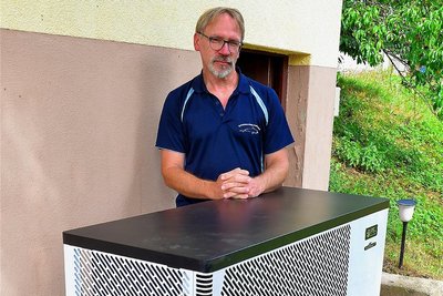 Die neue Pool-Wärmepumpe für das Wasser wird mit Strom betrieben.
