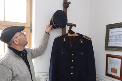 Steffen Schmieder hängt nichts an einen Nagel, aber an eine Dreikantfeile.