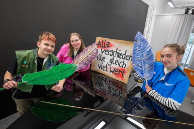 Die Jugendlichen beschäftigen sich in ihrem Stück mit Träumen, Ängsten und gesellschaftlichen Problemen.