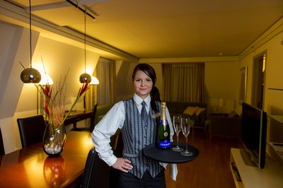 Sarah Heinrich arbeitet bei der Lehre zur Hotelfachfrau im Hilton Dresden auch im Etagenservice.