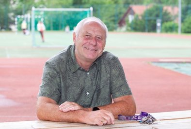 Die Gemeinde Pöhl hat Stefan Meinel mit dem Bürgerpreis 2021 geehrt. Seine Dienstzeit als Lehrer und stellvertretender Leiter der Grundschule im Pöhler Ortsteil Jocketa geht am 1. August zu Ende. 
