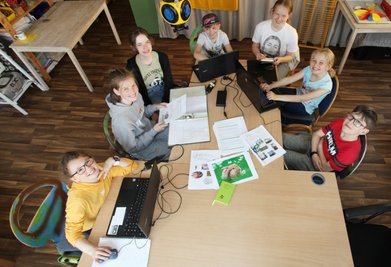 Im Jugendclub "Spinnwebe" arbeiten junge Leute gemeinsam an einer eigenen Zeitung. 