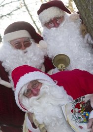 Stefan Meinel (oben), hier mit seinen Weihnachtsmann-Kollegen Horst Flach und Christian Scharschmidt.