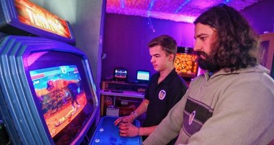 André Palade (vorn) und Kenny Wolf spielen Tekken 2 im gerade mal 18 Quadratmeter großen Arcade Club Reichenbach. 