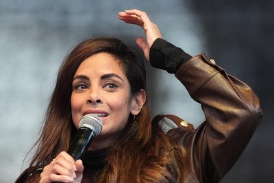Collien Fernandes am 26. März auf dem Hamburger Rathausmarkt. Ihre Vorwürfe gegen Ex-Mann Christian Ulmen haben eine bundesweite Debatte ausgelöst. Die Schauspielerin kämpft öffentlich gegen digitale Gewalt – und erhält dafür Morddrohungen.