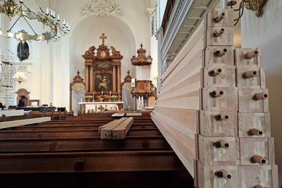 In den kommenden Tagen werden die neuen Pfeifen hinter dem Altar eingebaut.