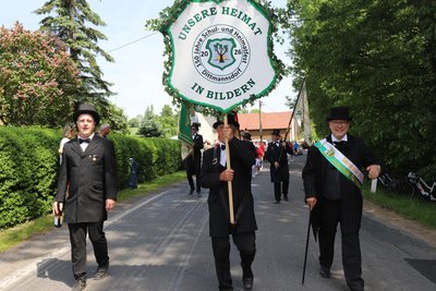 Reinsbergs Bürgermeister Markus Buschkühl (r.) schritt dem Festumzug in Dittmannsdorf voran.