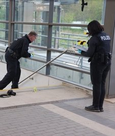 Kriminaltechniker der Polizei sicherten am Sonntagabend Spuren am Bahnhof Crimmitschau. Kurz zuvor waren dort vier Personen geschlagen und verletzt worden.