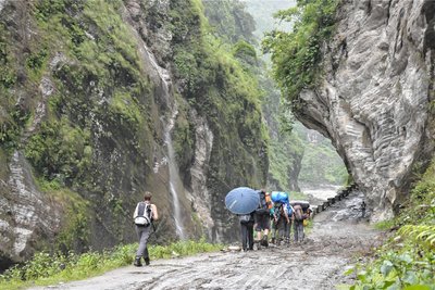 Monsunregen dauern in Nepal mehrere Monate. Das viele Wasser kann in dem bergigen Land zu Erdrutschen führen.