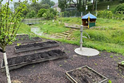 Hier wächst das heran, was in der voraussichtlich im Februar in Betrieb gehenden Schulküche verarbeitet wird. Der Schulhof mit Schulgarten und Co am Bach ist ein Traum.
