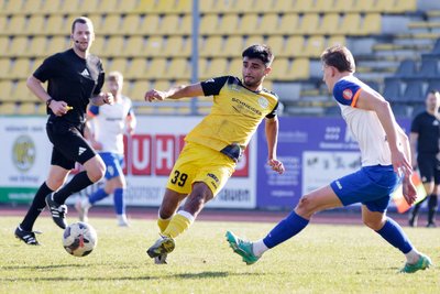 VFC-Stürmer Amaar Hussain (links) hat mit Plauen den vierten Tabellenplatz in der Fußball-Oberliga gefestigt.