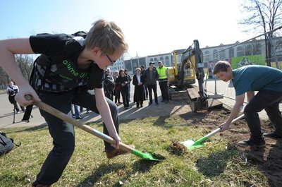 Patrice Müller (links) und Noah Kecke beim Spatenstich.