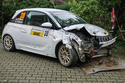Der Opel Adam prallte gegen einen Betonpfeiler. 