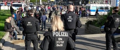 Polizeibeamte schirmen am Montagabend die Pro-Chemnitz-Kundgebung am Marx-Kopf ab. Ein Gericht hatte die Teilnehmerzahl auf 15 begrenzt. Im Umfeld bildeten sich daraufhin größere Menschengruppen.