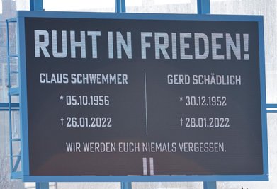 Vor dem Spiel wurde den verstorbenen Fußball-Legenden Gerd Schädlich und Claus Schwemmer gedacht.