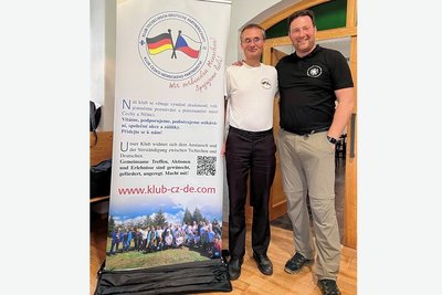 Klubgründer Lars Helbig aus Olbernhau (r.) und Martin Firkusny aus Hradec Kralove, der Ausflüge in seiner Heimatregion organisiert, vor einem Werbeaufsteller des Klubs. 
