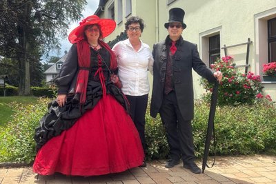 Die Augustusburger Hotelchefin Ute Dathe (Mitte) - mit Susanne und Holger Wissenbach - freute sich über die vielen kostümierten Hotelgäste im Ferienhotel.