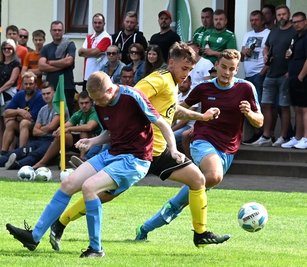 Umkämpftes Duell: Die SG Striegistal mit David Schneider (l.) und Henry Lautenschläger feierte gegen den SV Marbach, hier mit Moritz Höhne, den ersten Saisonerfolg und kletterte auf Platz 6. 