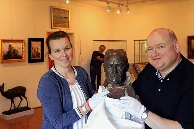 Museumsleiterin Wiebke Glöckner und Kustus Robby Joachim Götze zeigen eine Büste Paul Geipels. Er wurde 1950 Ehrenbürger der Stadt Glauchau.