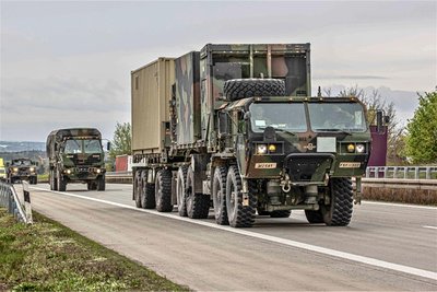 Da die Konvois bis zu drei Kilometer lang sind und die Fahrzeuge relativ langsam fahren, sollten Autofahrer entsprechend umsichtig und vorsichtig überholen.