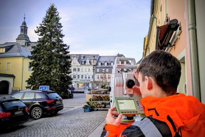 Für den Zschopauer Weihnachtsbaum haben die Vermesser eine Größe von 14,55 Metern bestimmt.