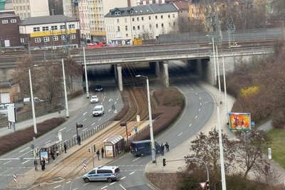 Feuerwehr, Rettungsdienst und Polizei rückten zu einem Großeinsatz aus, die B 92 wurde nahe dem Bahnhof gesperrt.