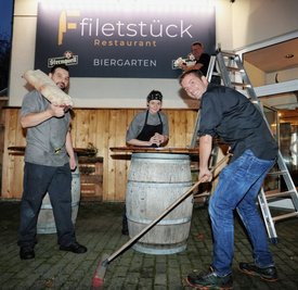 Koch Sascha Ludwig (rechts), Betreiber Mike Fischer (dahinter), Ina Pfützner und Frank Bachmann posieren für den Fotoreporter vor dem langjährigen "Steakhouse", das sich jetzt "Filetstück" nennt. 