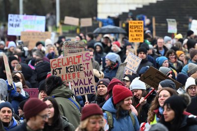 Der Fall Fernandes brachte Tausende auf die Straße – wie hier Ende März auf dem Münchner Königsplatz. Die Demonstranten forderten besseren Schutz vor digitaler Gewalt.