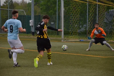 Da war die Neustädtler Welt noch in Ordnung: Maximilian Schürer erzielt das 1:0 und lässt die Schwarzenberger Hannes Freudenberg (l.) und David Bunde alt aussehen ...