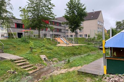 Andere Perspektive. Die Bachtreppe erinnert an eine ähnliche Gestaltung im Park der Generationen in Reichenbach.
