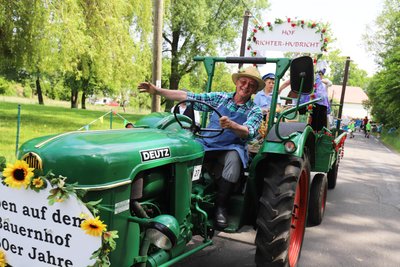Reinsbergs früherer Bürgermeister Bernd Hubricht steuerte ebenfalls einen Wagen im Dittmannsdorfer Festumzug.