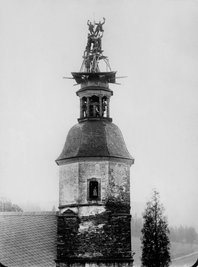 
              <p class="artikelinhalt">Arbeiten auf dem Tannenberger Kirchturm 1897. Oben rechts: Gründer Julius Stopp. </p>
            