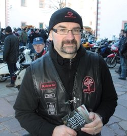 Mit der Biker-Bibel auf Achse: Roberto Jahn betreut als Motorradfahrer-Seelsorger auch Mittelsachsen. "Meist haben die Biker Probleme wie andere Leute auch, also mit Arbeit, Familie oder Partner", sagt der 46-jährige Marienberger. Um Schuldgefühle nach Unfällen gehe es eher selten. Jedes Jahr hält Pfarrer Jahn 25 Motorradfahrer-Gottesdienste, auch in Augustusburg, Sayda, Auerswalde und Rochlitz. Und er organisiert Hilfstransporte nach Rumänien. (hh) 
