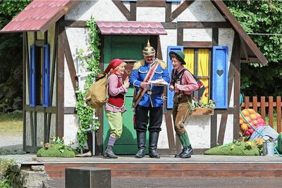 Kasperl (Juliane Prucha, links) und Seppl (Maria Rüssel, rechts) müssen gemeinsam Hauptwachtmeister Dimpfelmoser (Matthias Stephan Hildebrandt) von Hotzenplotz´ Unschuld überzeugen.