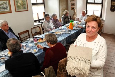 Ina Fröhlich ist Vorsitzende des Tuchmachervereins, hier zeigt sie in Handarbeit gewebte Gardinen aus Hainichen.